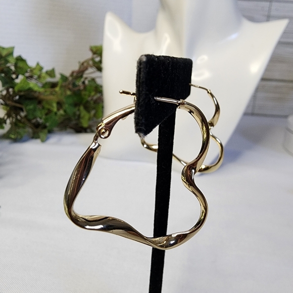 Gold Filled Twisted Heart Hoop Earrings - Picture 6 of 7